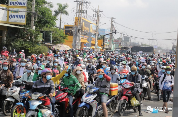 胡志明市、平阳和同奈省外的道路被大量摩托车堵塞。（资料图/亚洲新闻）<br label=图片备注 class=text-img-note>