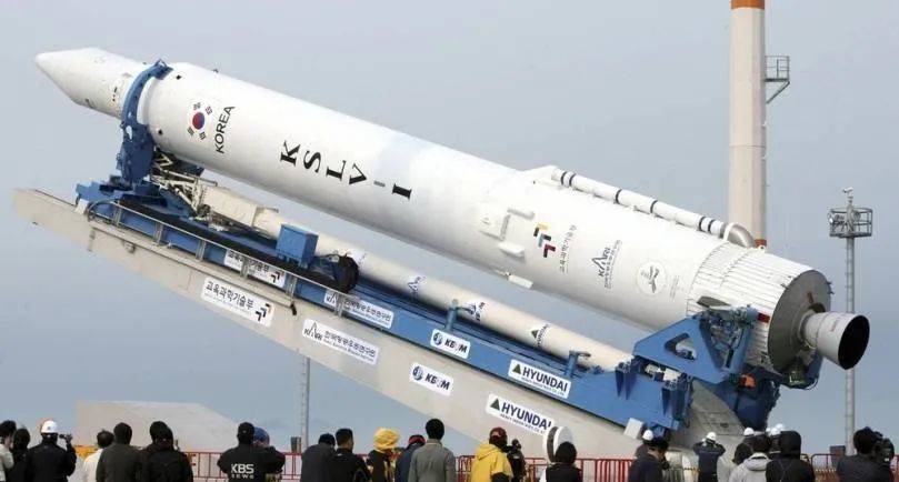 韩国KSLV-1“罗老号”运载火箭，第一级与第二级的直径相差巨大