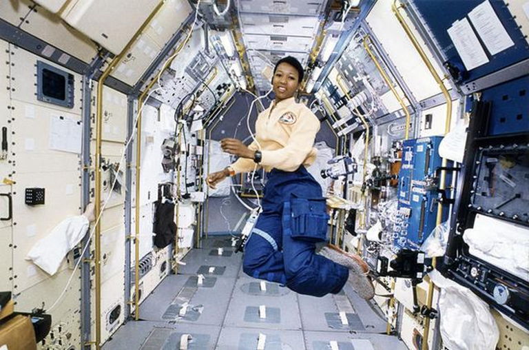 梅·杰米森，美国第一位黑人女航天员。图片来自：NASA<br label=图片备注 class=text-img-note>