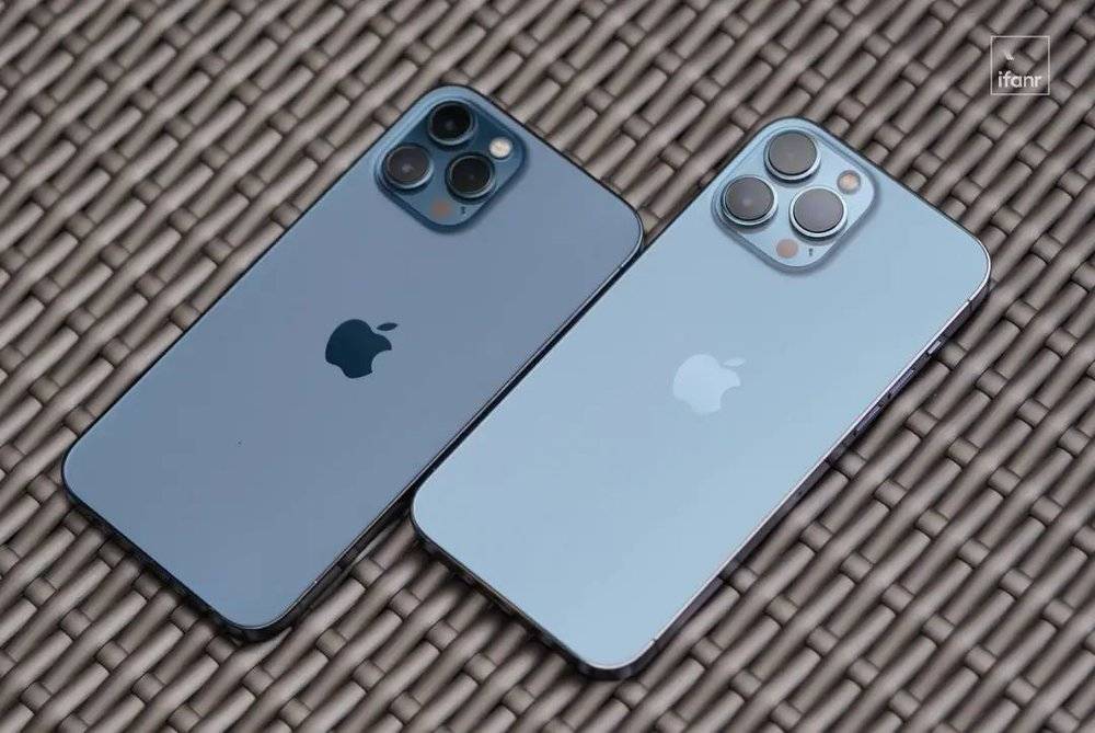 左为 iPhone 12 Pro Max 海军蓝，右为 iPhone 13 Pro Max 远峰蓝，摄像头模组升级巨“大”