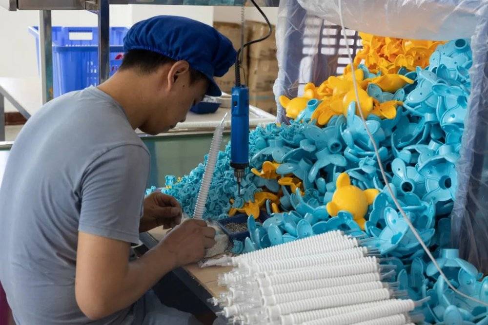 广东小贝士玩具厂的工人正在进行装配工作<br>