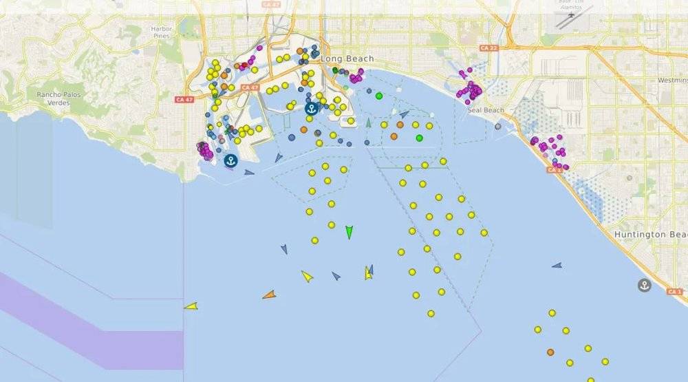 北京时间26日9时，洛杉矶港和长滩港外的船只排队情况 图自航运数据网站Vessel Finder<br>