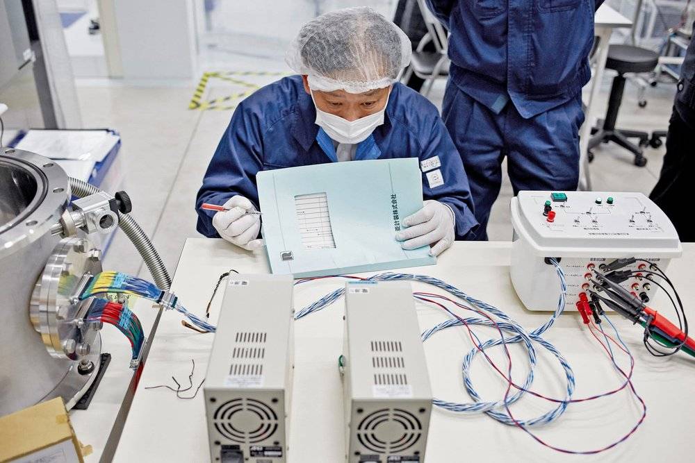 Astroscale的东京办公室，工作人员在测试卫星部件。图片来自纽约时报<br>