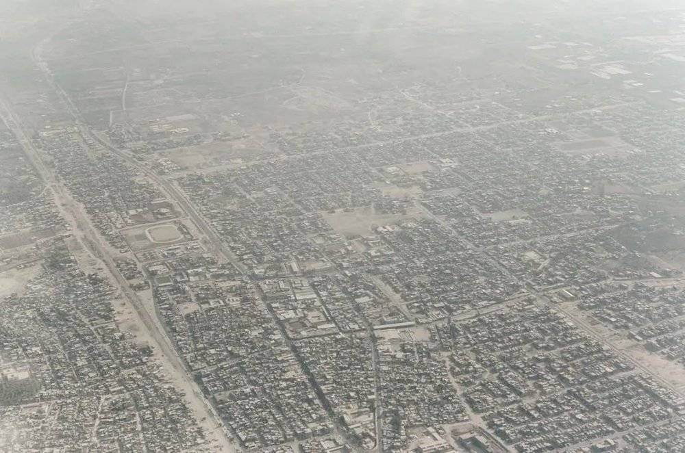 飞机即将降落巴格达，这是郊区。