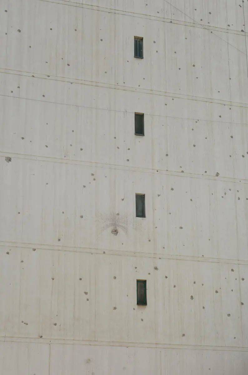 巴格达海法大街，布满弹孔的公寓楼外立面，这些弹孔大多出自2003年美军打击伊拉克之后。<br>