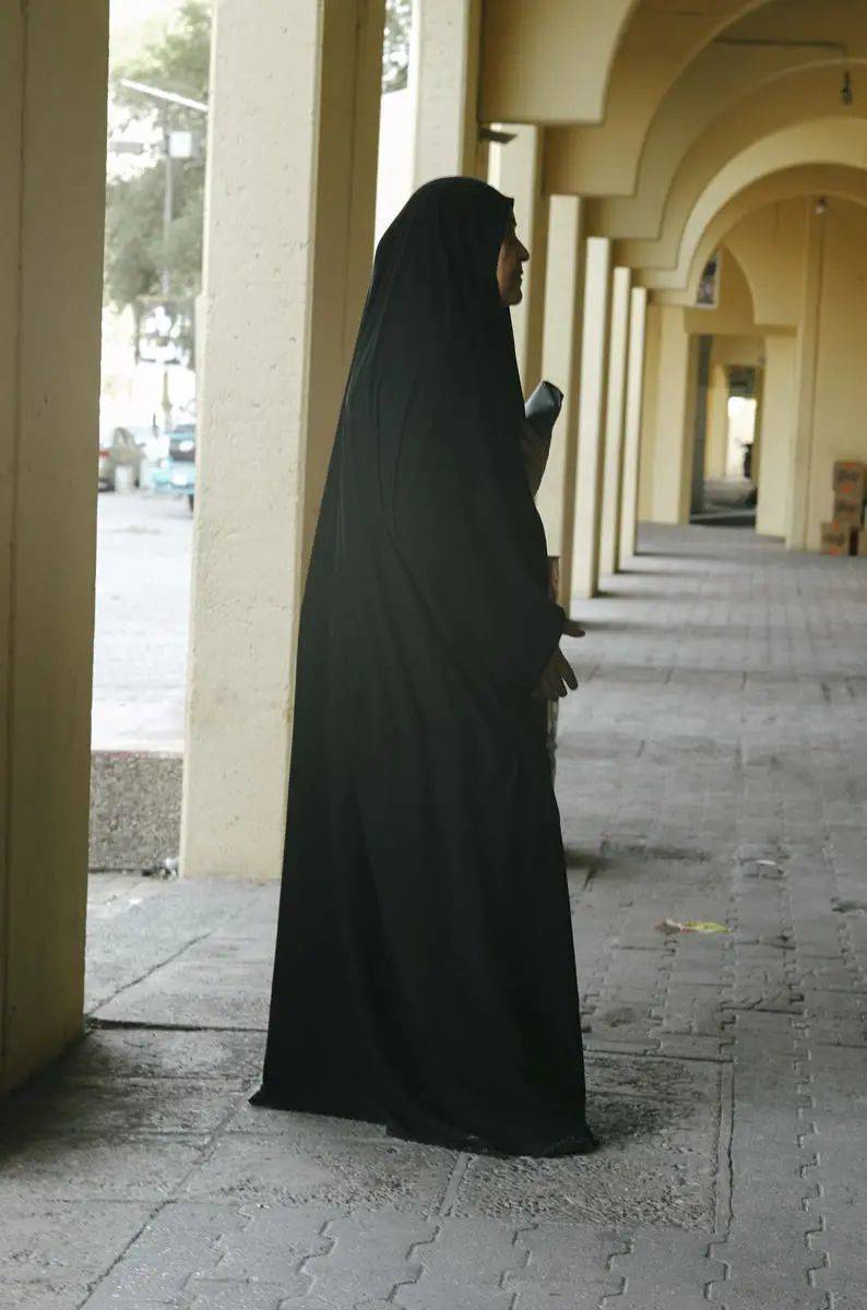 巴格达海法大街，一位身着希贾布（Hijab）的妇女