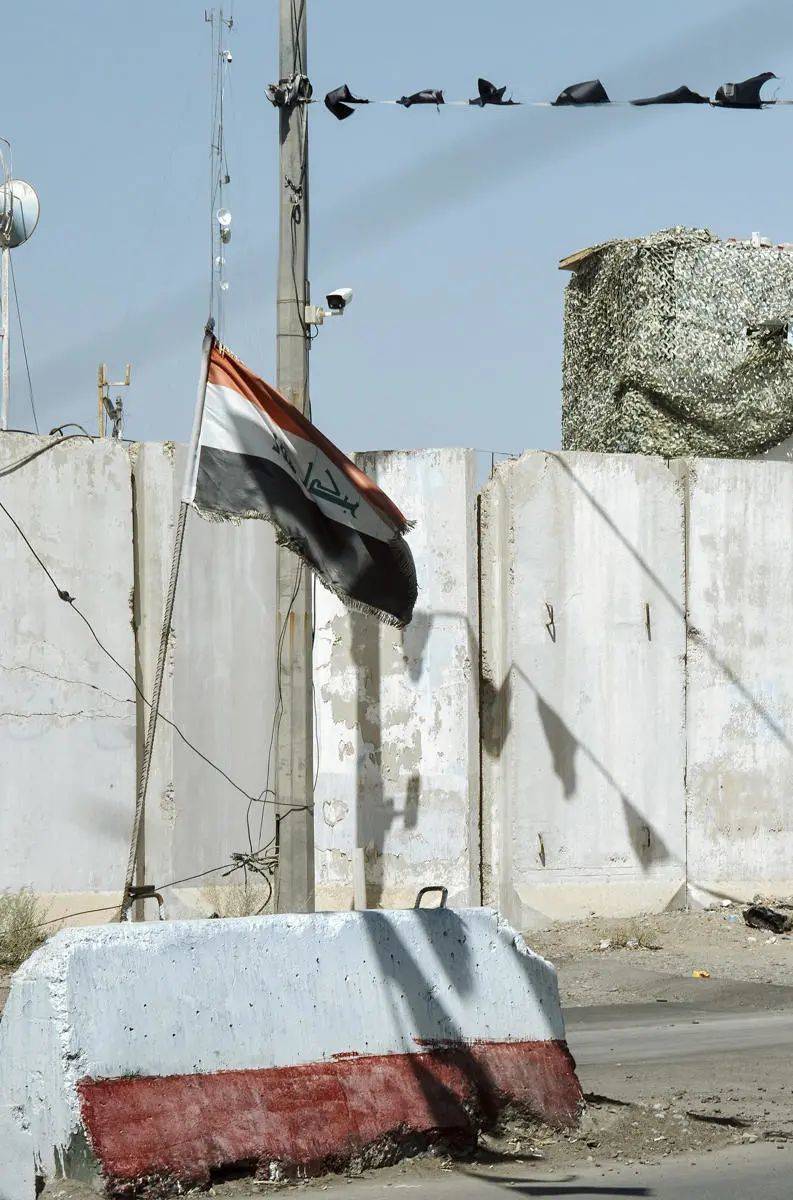 萨迈拉，一处检查站的伊拉克国旗