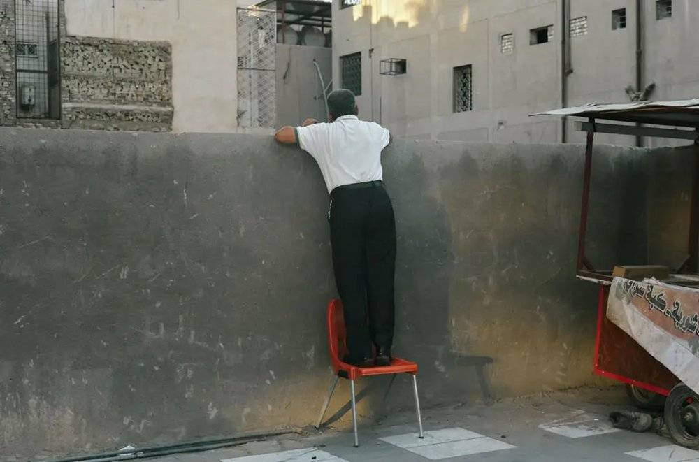 巴格达卡拉达，一位站在围墙上的男性