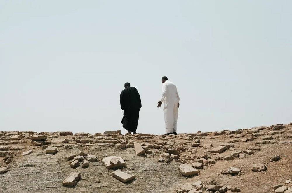 乌尔遗迹，两个阿拉伯人在月亮神庙顶部，气温达到绝望的49摄氏度