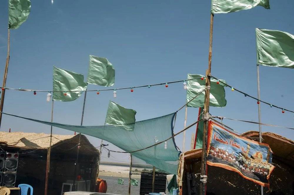 巴士拉附近，为正在步行去卡尔巴拉朝圣的人们准备的帐篷挂满绿旗。