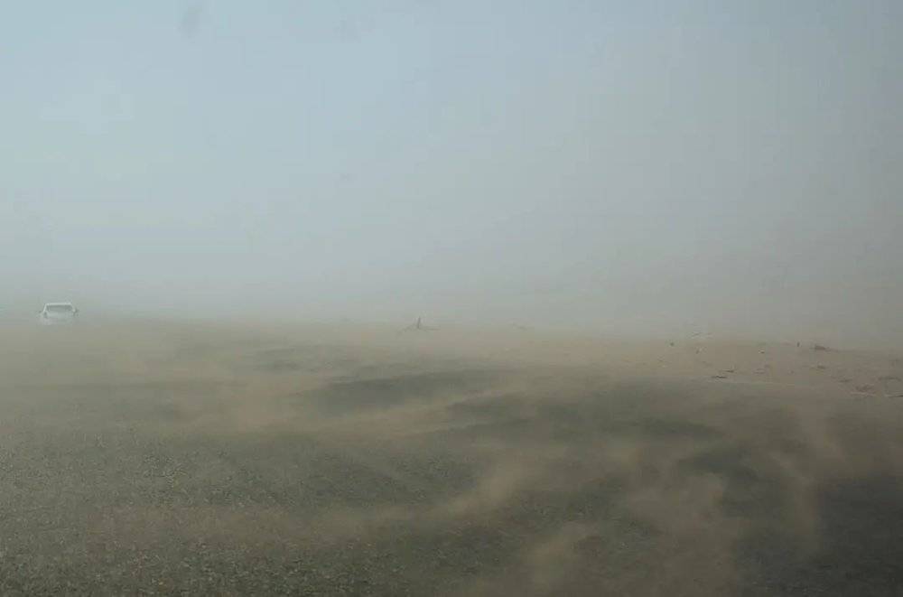 伊拉克1号公路纳西里耶附近，穿越美索不达米亚的沙漠区