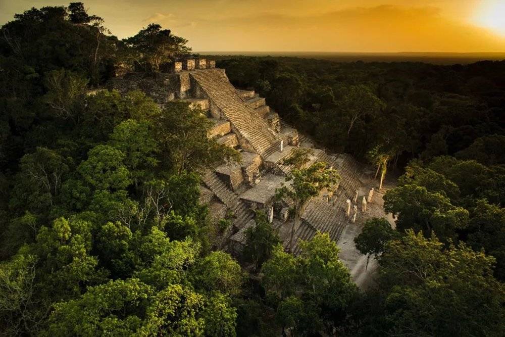 墨西哥东南部雨林中耸立的金字塔形坟墓废墟。这是公元7世纪玛雅“蛇之王朝”的首都卡拉克穆尔城的一部分，旱灾和战争共同带来城市衰落，森林在此重生。<br>