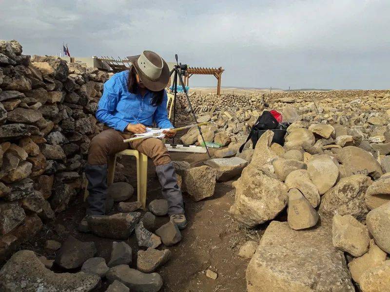 考古学家Laura Dietrich正在Göbekli Tepe工作，她在这里记录了大量研磨谷物的操作。来源：Hassan Yıldız<br>