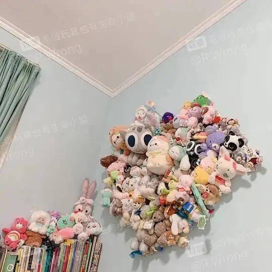玩具设计师阿星的家里有一整面墙的毛绒玩具，图片：受访者提供<br>