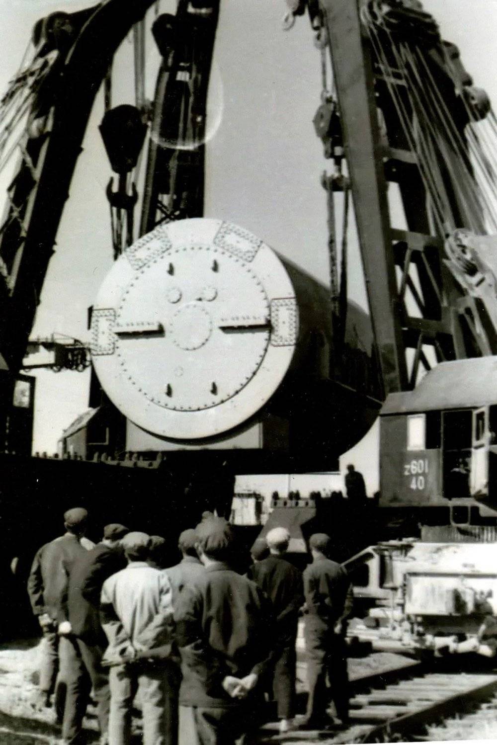 50年代初，进口大型工业设备换装运输。摄影/苑春光