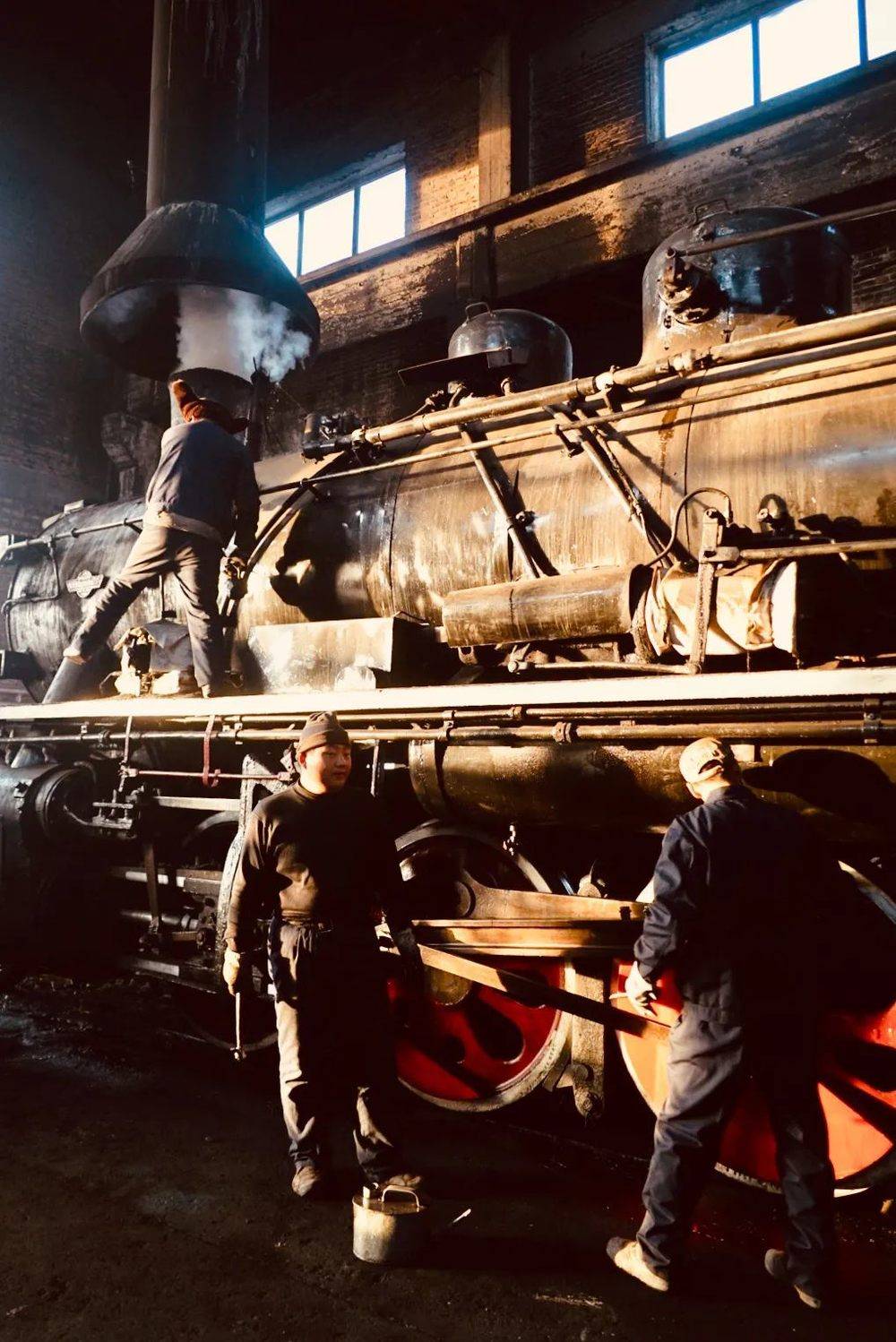 煤矿工人们在忙着检修火车。摄影/王嵬