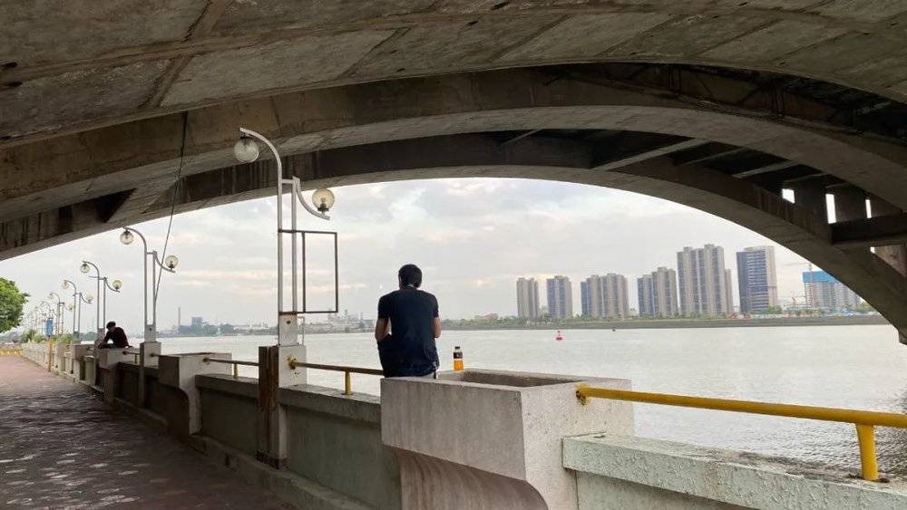 △ 这座桥的对岸就是东莞中堂镇，一个村民正望着眼前的一切发呆 时代周报记者黎广/摄<br>