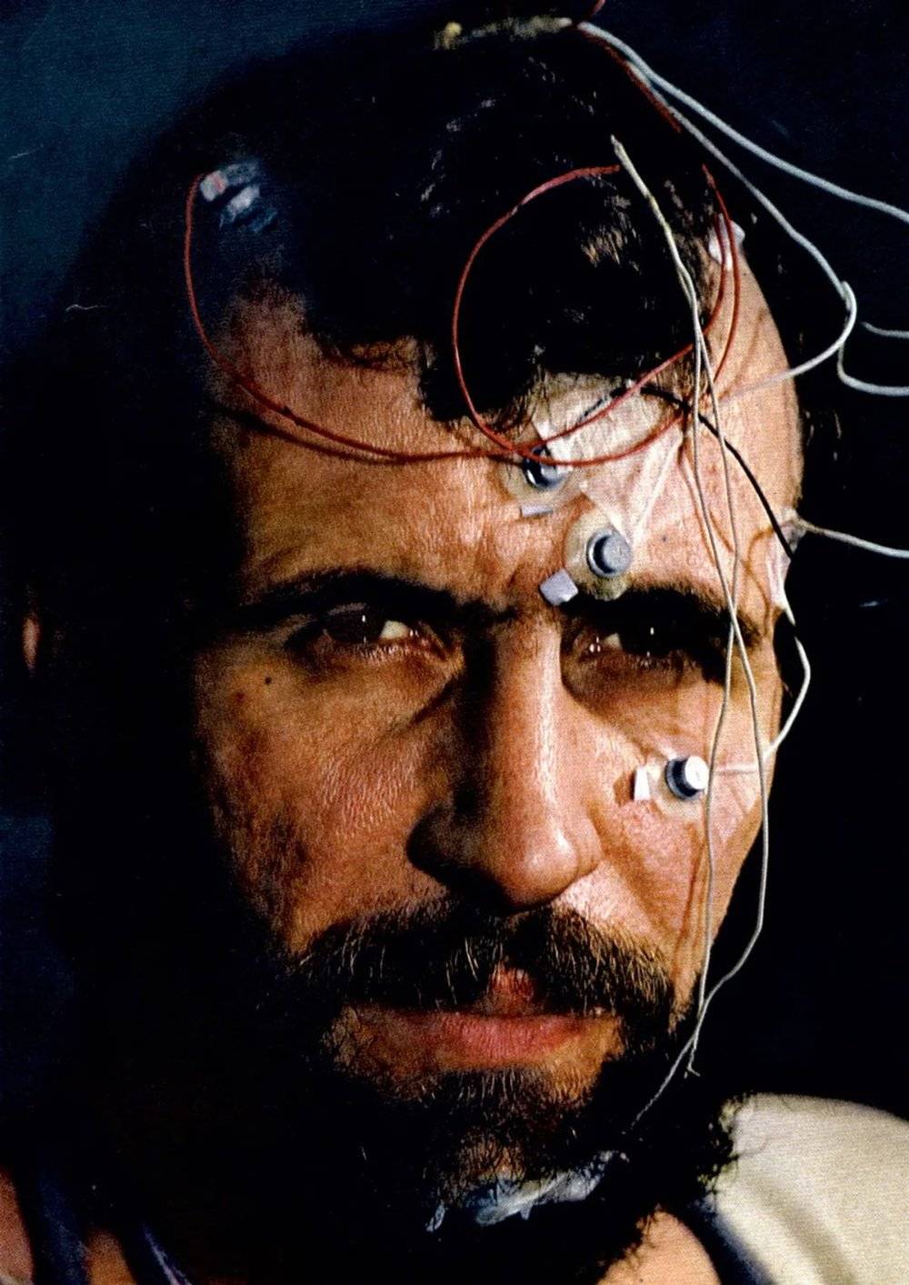 在1972年的实验中，西弗尔身上贴满了电极，以监控他的心脏、大脑和肌肉活动。<br>