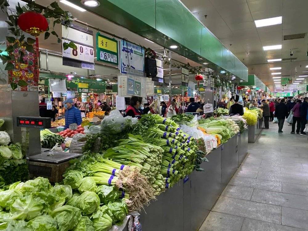 10月28日早上，在东北三环附近的农贸市场—盛福小关市场，迎来一批购买蔬菜水果的市民。摄影/王丽娜<br>