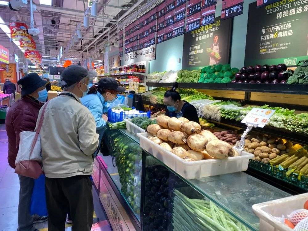 10月28日，位于东北三环的静安市场内，顾客在购买蔬菜。摄影/王丽娜<br>