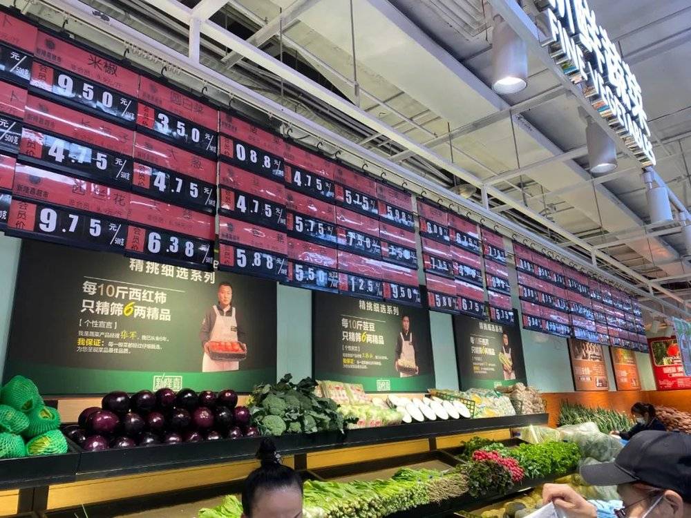 10月28日，静安市场内的部分鲜嫩蔬菜价格高于其他类蔬菜。摄影/王丽娜<br>