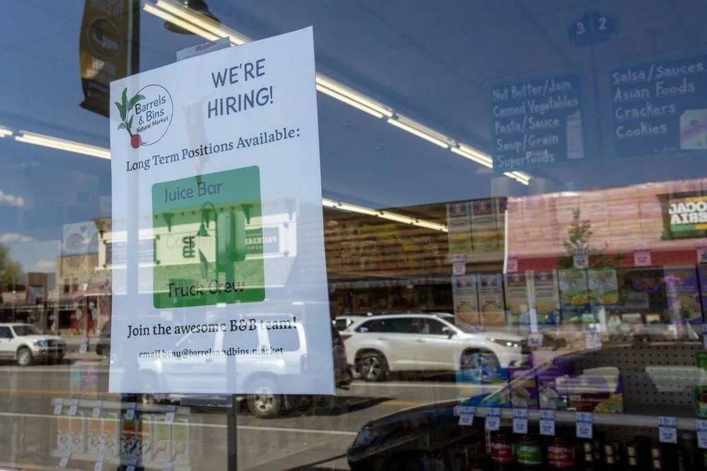 爱达荷州一家超市员工难求，在窗上贴起传统的招聘告知 摄影：NATALIE BEHRING<br>