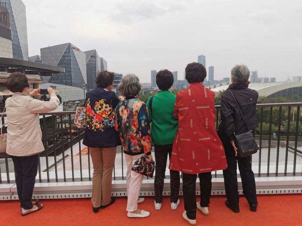 来自长宁北新泾的一群阿姨，站在天桥上看风景