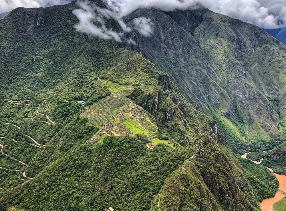 如图所示，左边之字形的是进入马丘比丘的盘山公路，右边则是湍急的乌鲁班巴河。