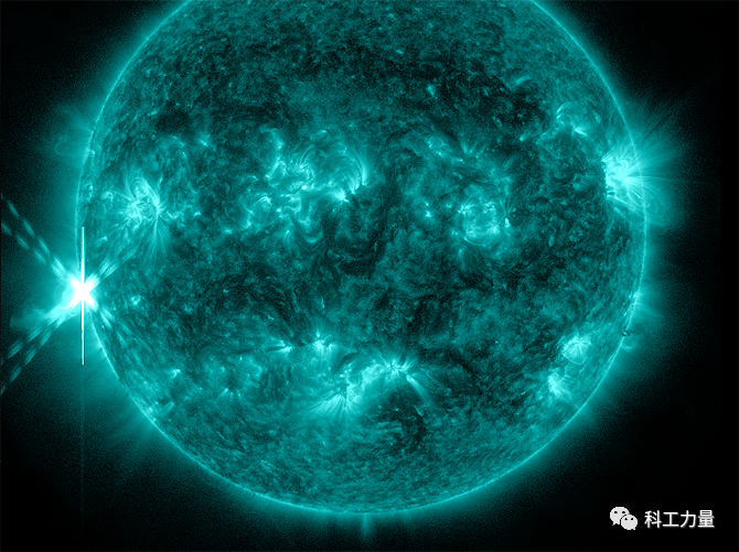 （在极紫外波段观测到的一次太阳耀斑爆发。最猛烈的耀斑爆发释放的能量大致相当于数千颗氢弹同时爆炸。）<br label=图片备注 class=text-img-note>