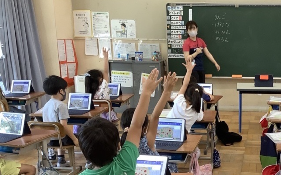 兵库县芦屋市的一所学校里，老师在使用平板电脑进行教学 图片：Okinawatimes<br>