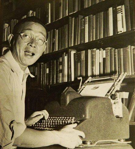 林语堂与他发明的中文打字机。来源/网络<br>