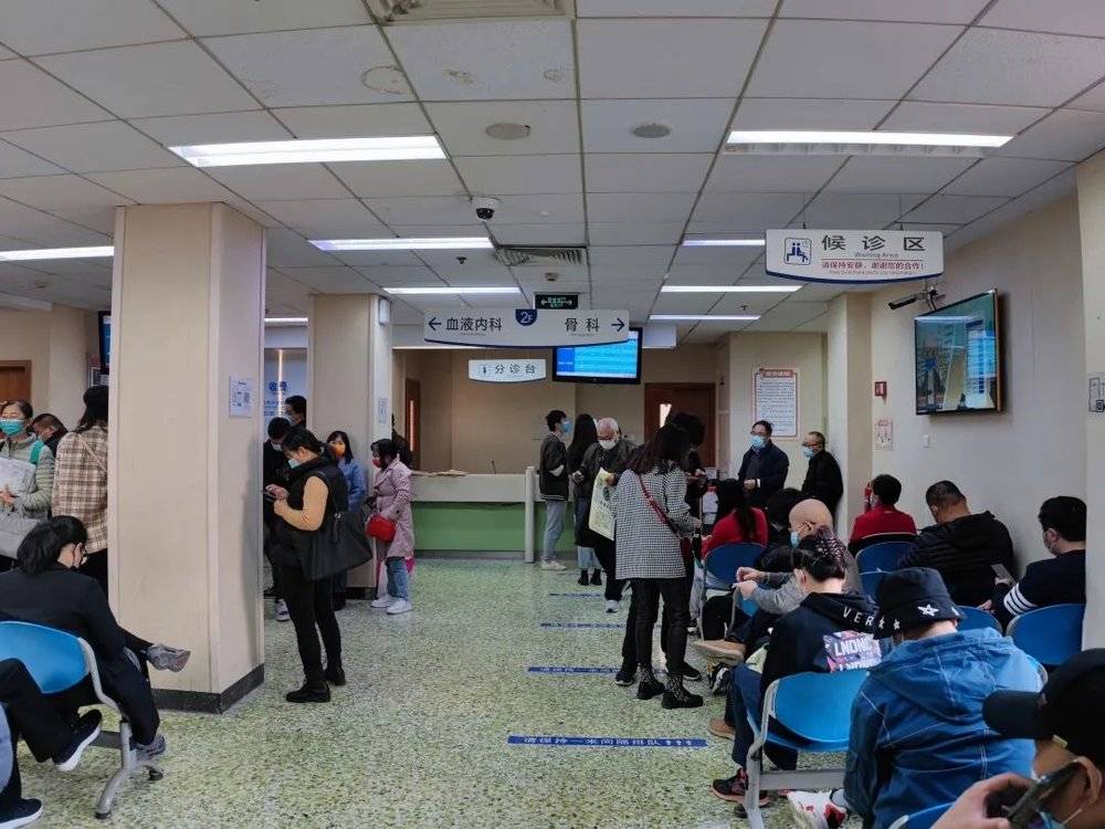 10 月 29 日，北京大学人民医院候诊区，患者等待叫号，潘闻博摄