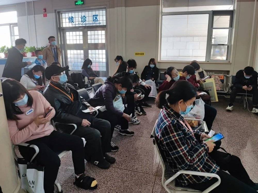 10 月 25 日，北京积水潭医院，居民在候诊区等候就医，潘闻博摄
