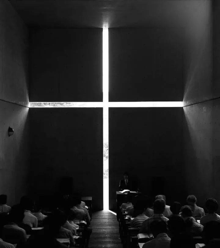“光之教堂”是安藤忠雄最经典的建筑作品“教堂三部曲”之一，也是日本最著名的建筑之一，至今仍吸引了全球各地的人前往探访。全球巡回展中也对光之教堂进行了 1:1 的复刻，前来体验的年轻人络绎不绝。<br>