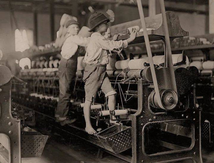 在纺织厂工作的美国童工（图源：美国劳工部）<br>