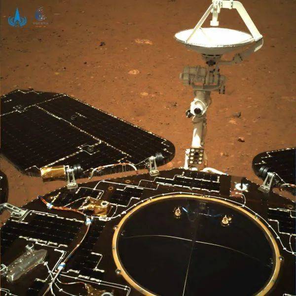 该图由导航相机拍摄，镜头指向火星车尾部。图中可见火星车太阳翼、天线展开正常到位；火星表面纹理清晰，地貌信息丰富。<br label=图片备注 class=text-img-note>