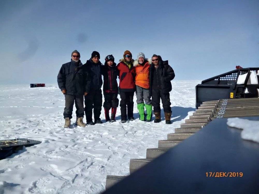 △2019年12月16日，远征队与遇到的在南极大陆工作的三个俄罗斯人合影。/ 受访者供图<br>
