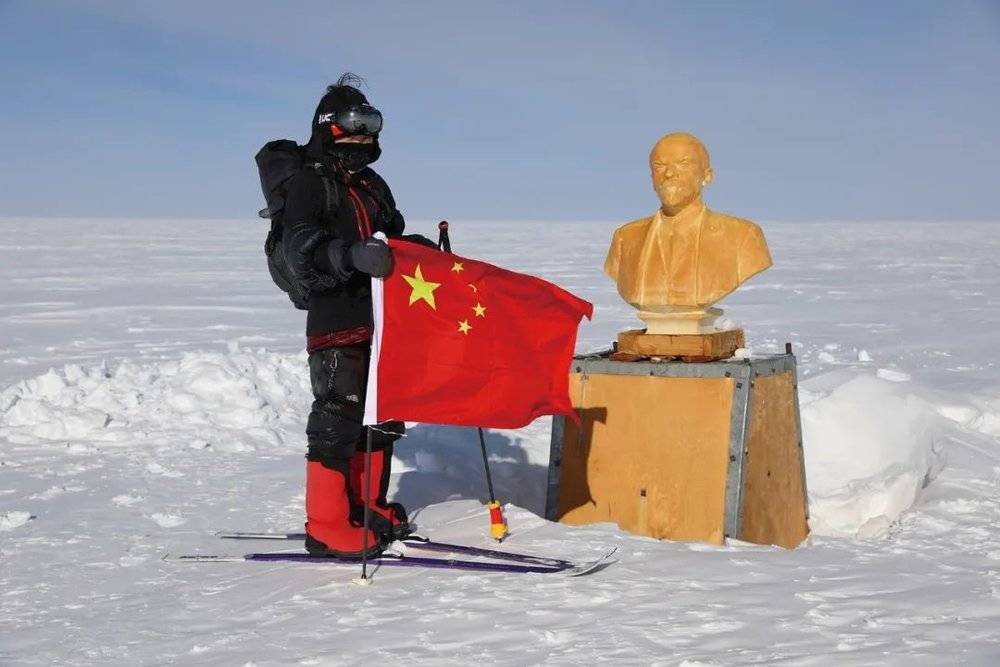 △在抵达难抵极后，冯静拿出一面五星红旗，与列宁像合影。/ 受访者供图<br>