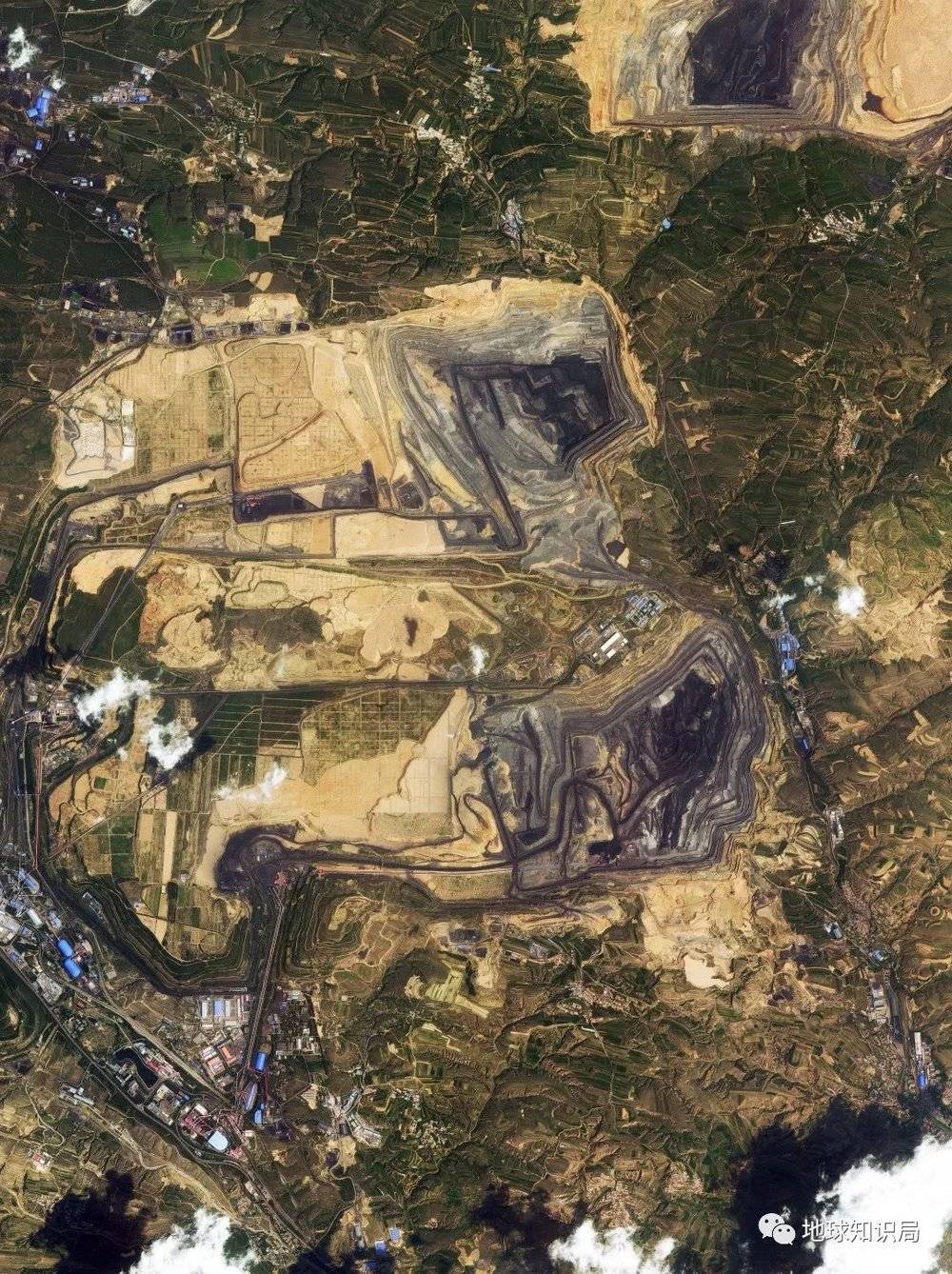 山西朔州北部的大型露天煤矿（图：长光卫星）