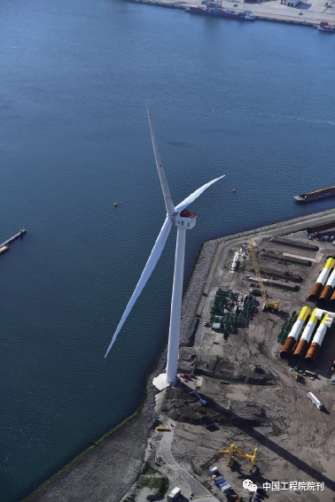 图2 Haliade-X的原型位于荷兰鹿特丹的港口边。图片来源：GE RenewableEnergy，经许可<br>