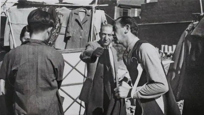 解放前上海街头卖旧衣的白俄们，“白俄”指的是十月革命和俄国内战后迁居上海的俄罗斯人<br>