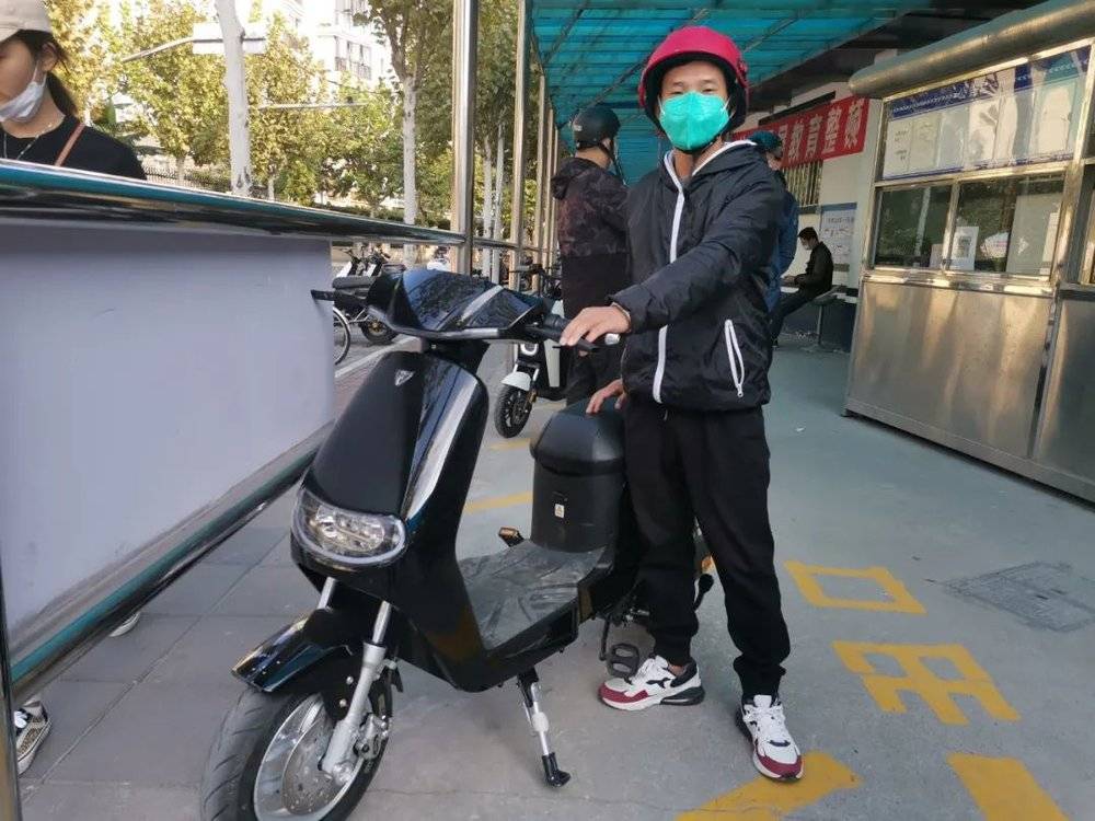 小李在上海有十多年电瓶车“骑龄”了