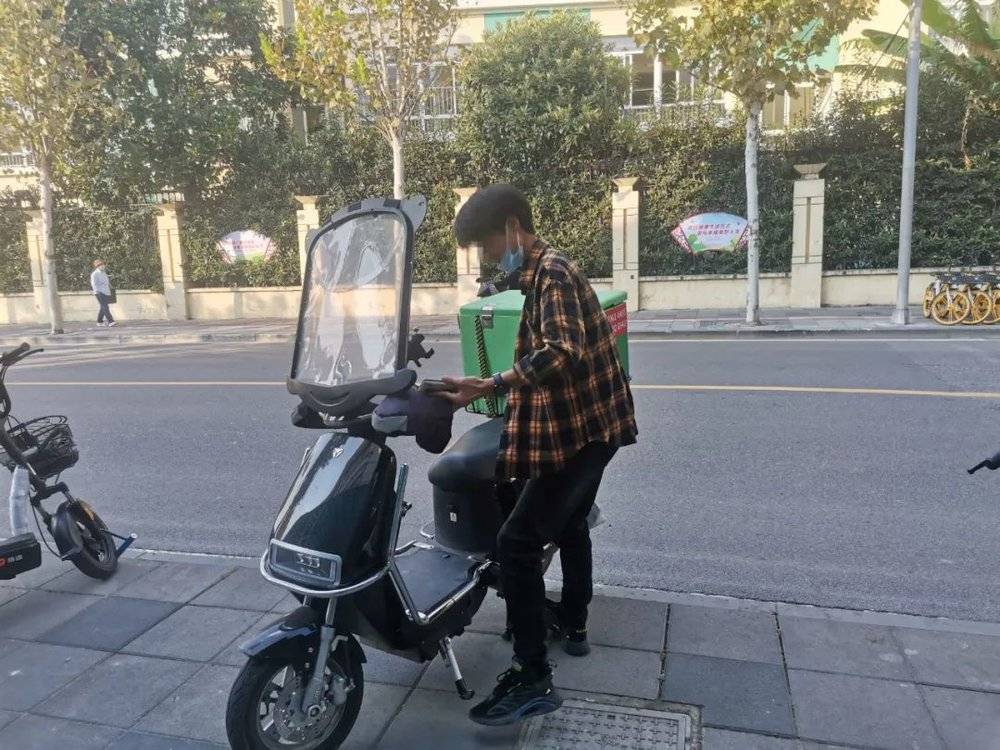 像小王这样的骑手小哥，也是马路上主要的“电瓶车人”
