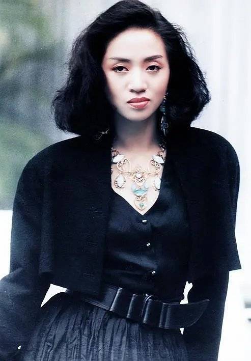 除李小龙外，梅艳芳是仅有的另一位在香港有铜像的艺人，她被誉为“香港女儿”，身上背负了太多意义。/《寂寞女人花：梅艳芳》<br>