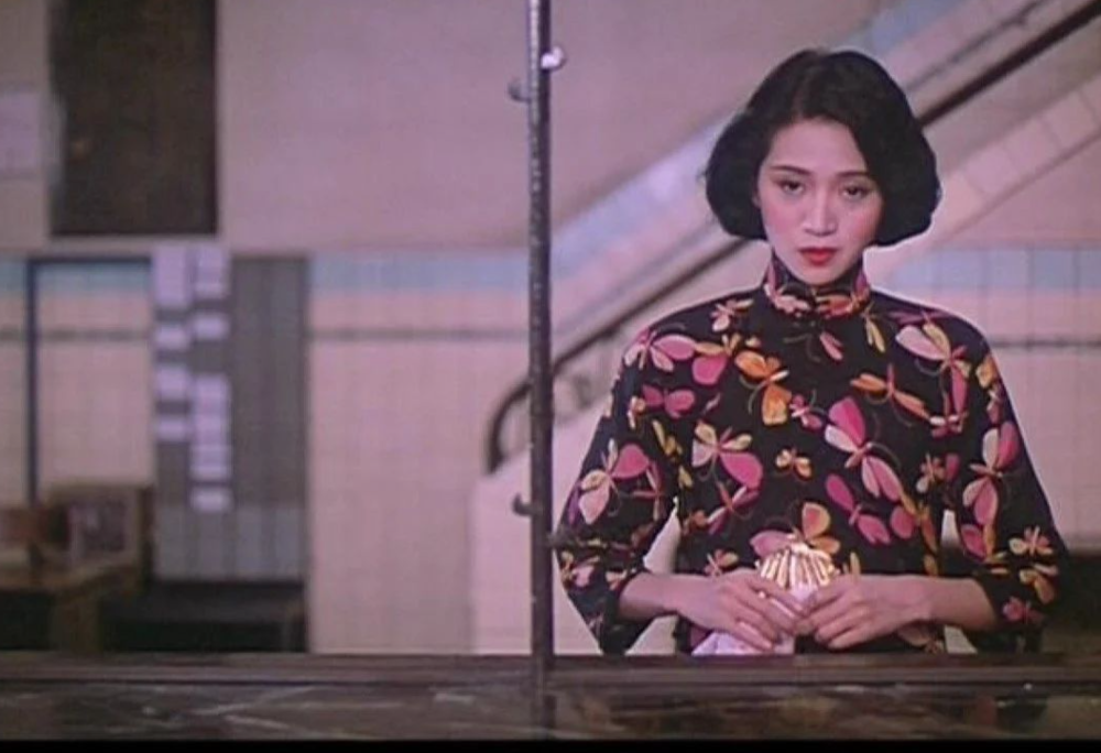 《梅艳芳》在美术置景方面，基本做到了华语片的顶级水准，上图为本片中记叙梅艳芳拍摄《胭脂扣》时的造型，下图为原版《胭脂扣》剧照。<br>