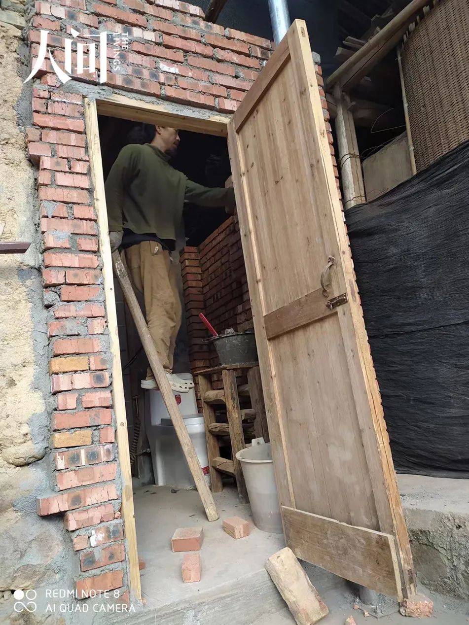 初到松阳，六每天忙于装修房子。（受访者供图）