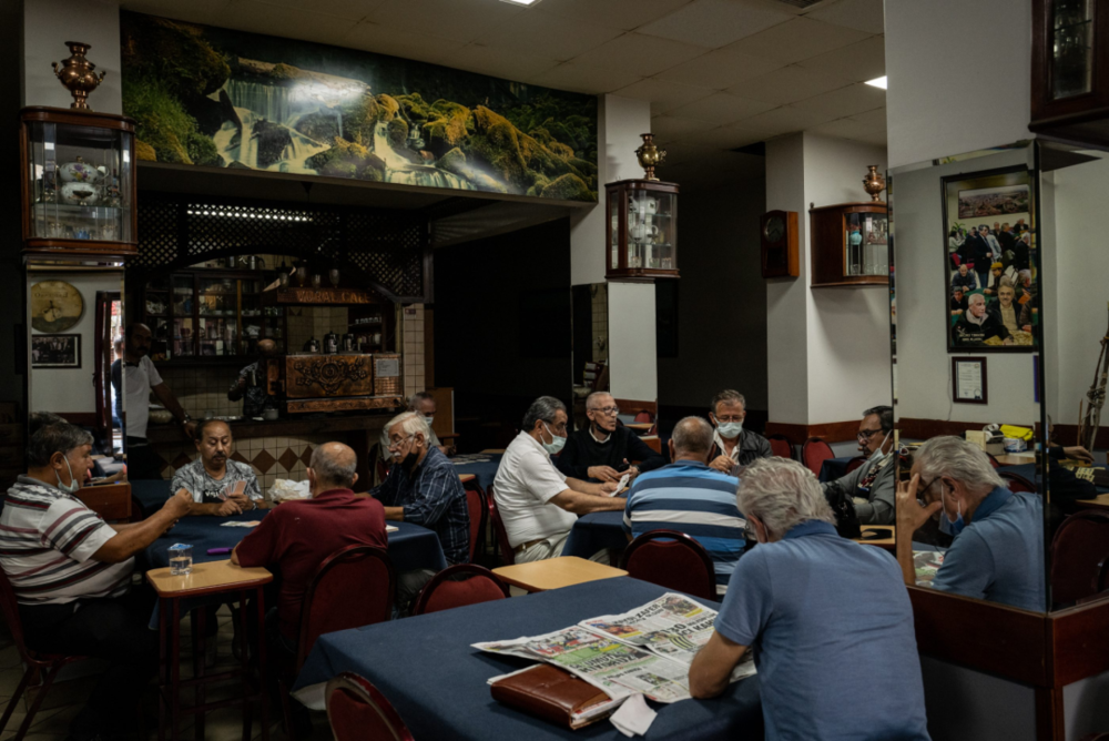 在伊斯坦布尔的许多咖啡馆里，客人传统上玩西洋双陆棋、西洋跳棋、多米诺骨牌、桌游和Okey。/Rest of World<br>