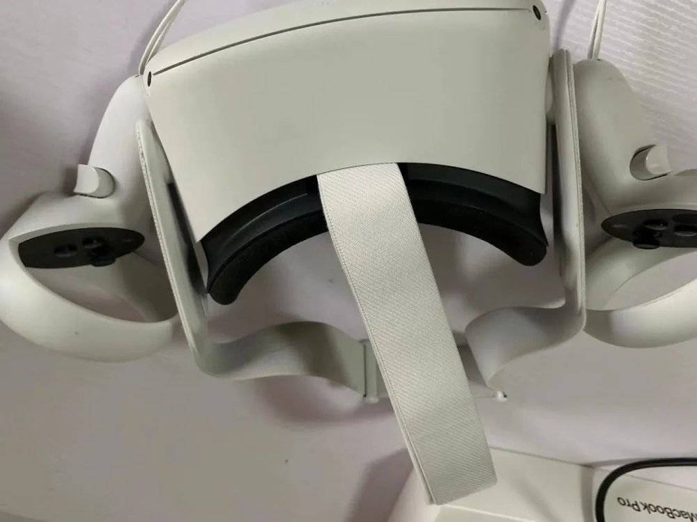 我去年买的在吃灰的Oculus Quest2<br label=图片备注 class=text-img-note>