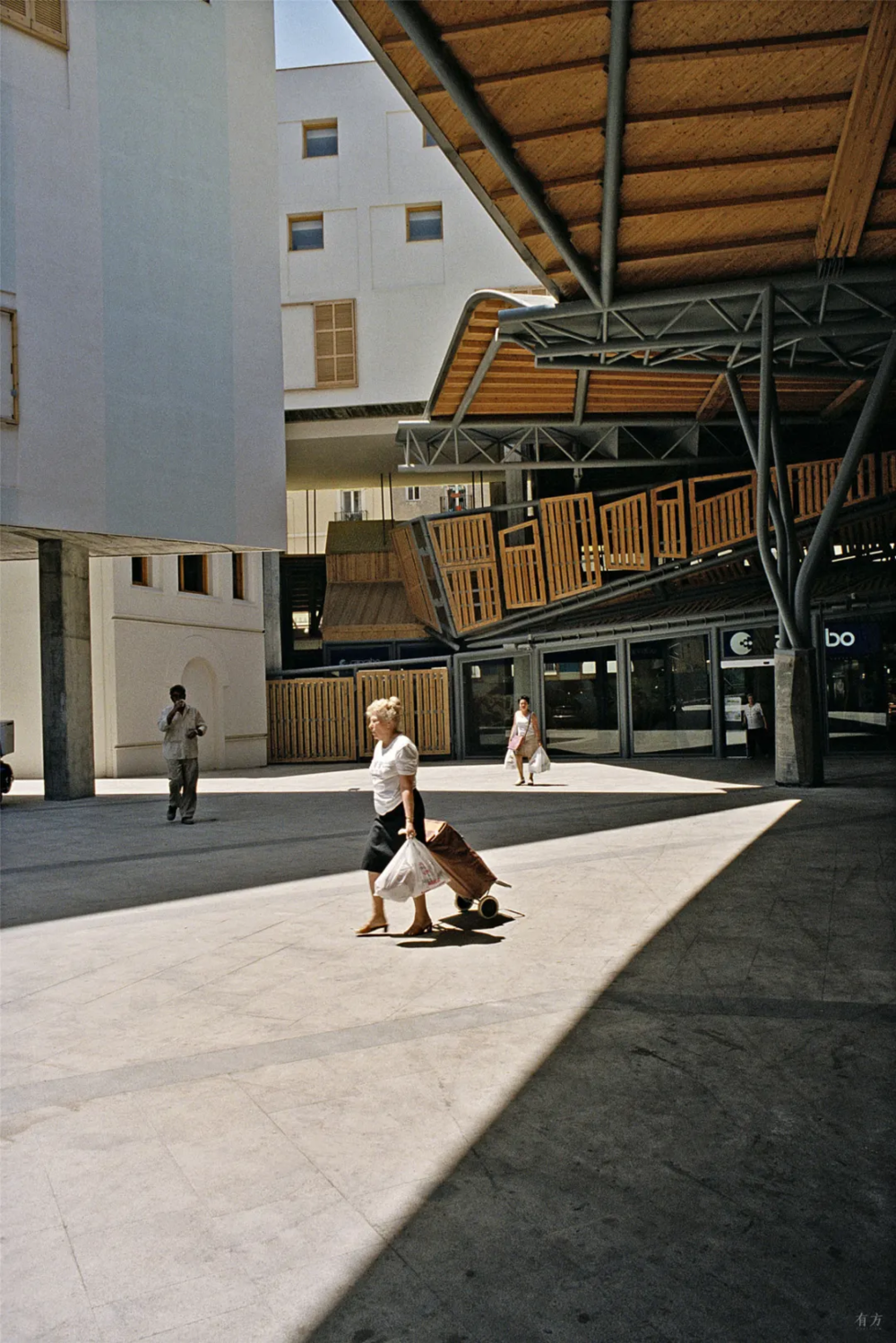 西班牙巴塞罗那圣卡特琳娜市场改造后的建筑外观。<br label=图片备注 class=text-img-note>