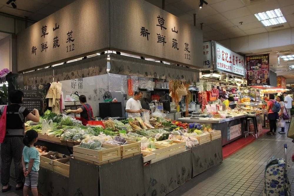 2017年台北士东菜市场集合了35位设计师、艺术家、媒体人和学生进行重新改造。© 美味关系